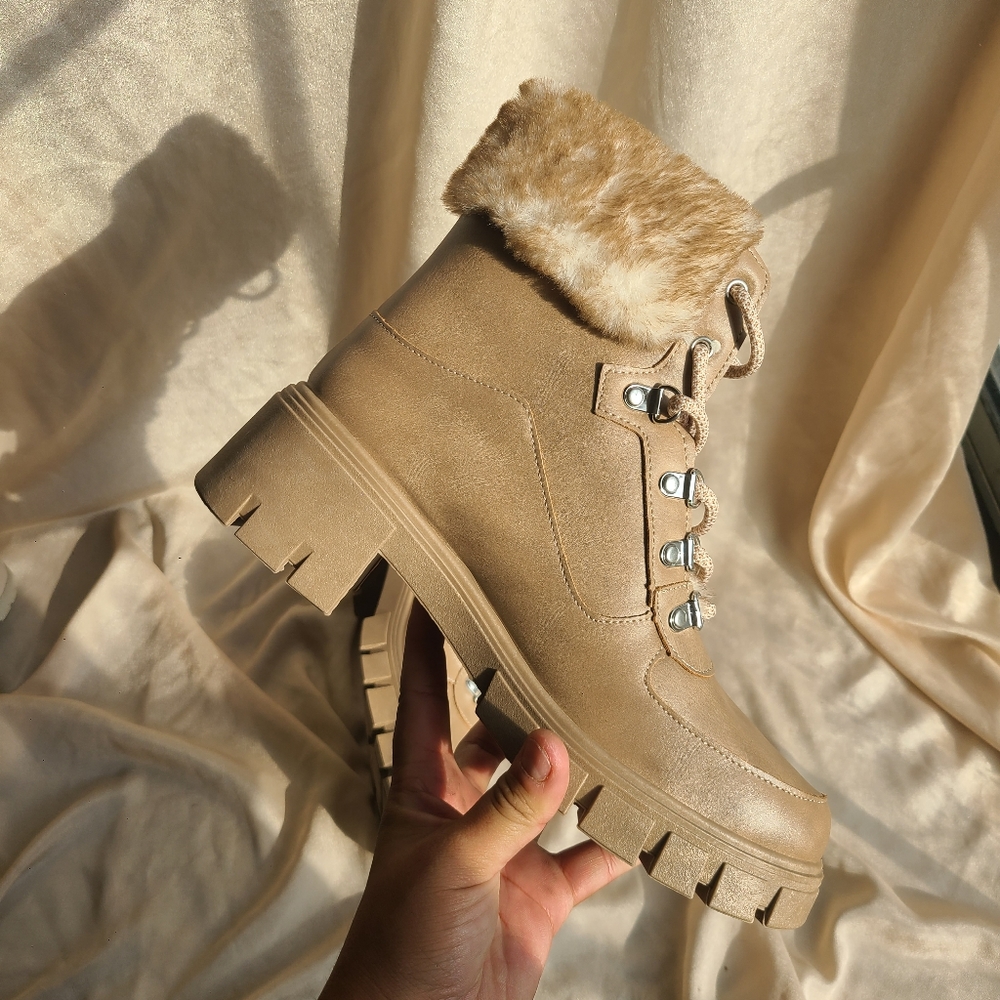 🚨FEW PAIRS LEFT// Faux fur lined Tan boots - Picture 4 of 6